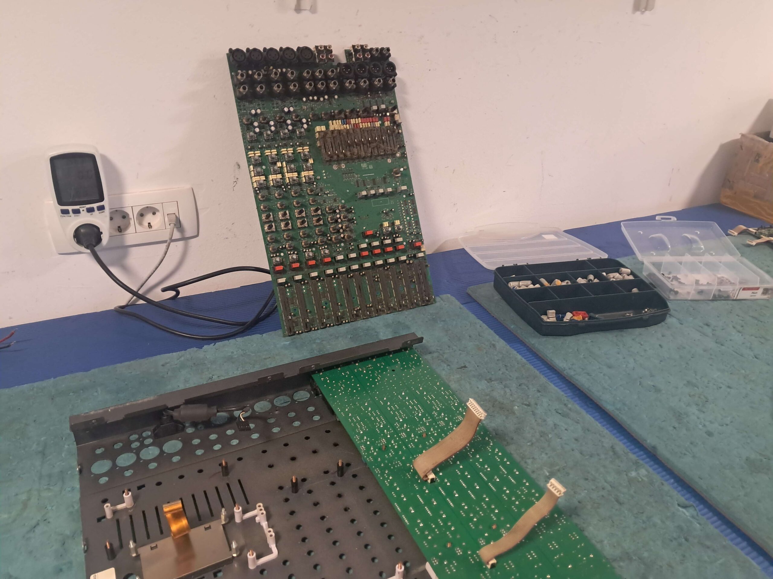 otvorena mikseta-skinuta ploča