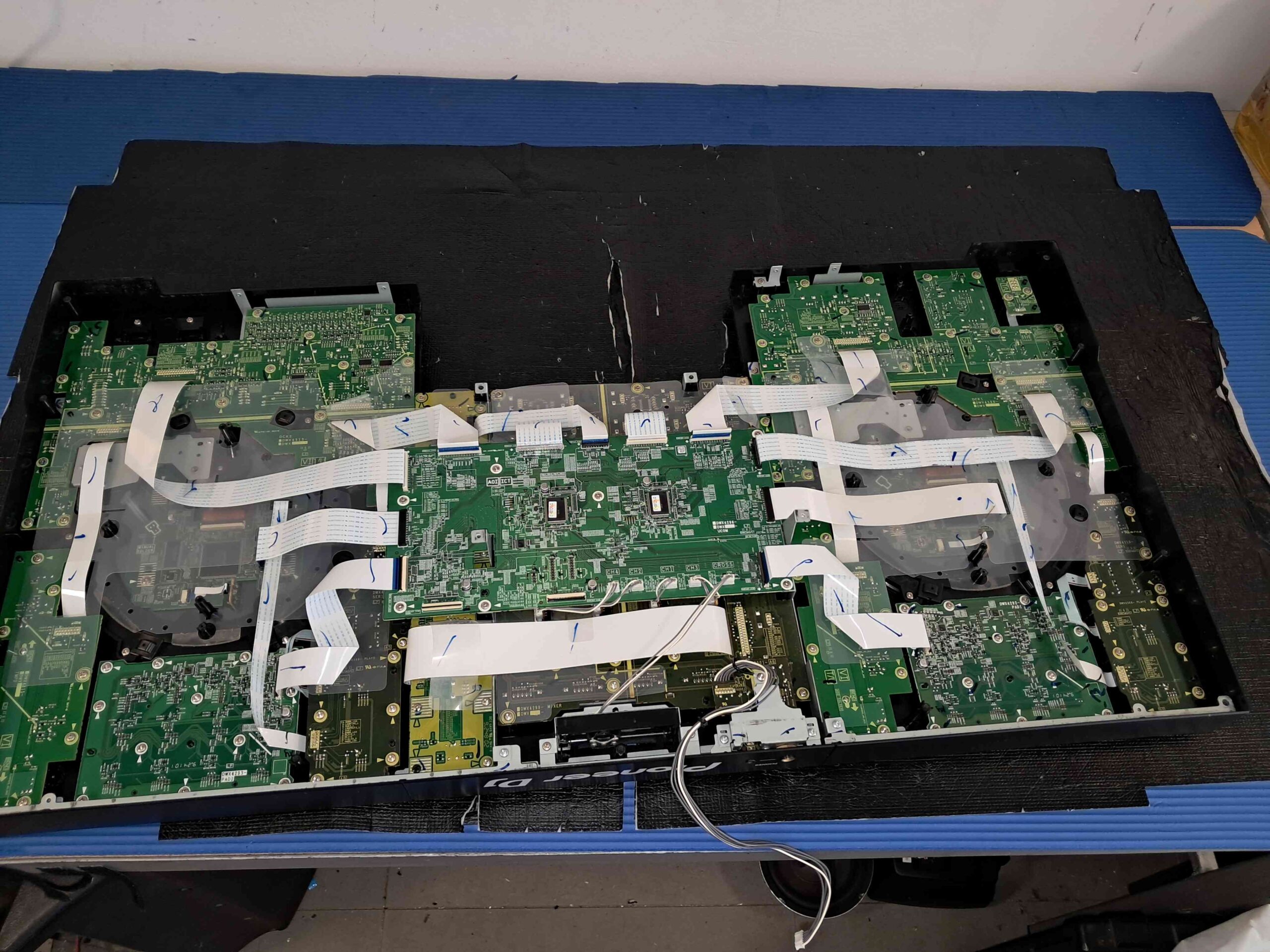 pioneer kontrola otvorena