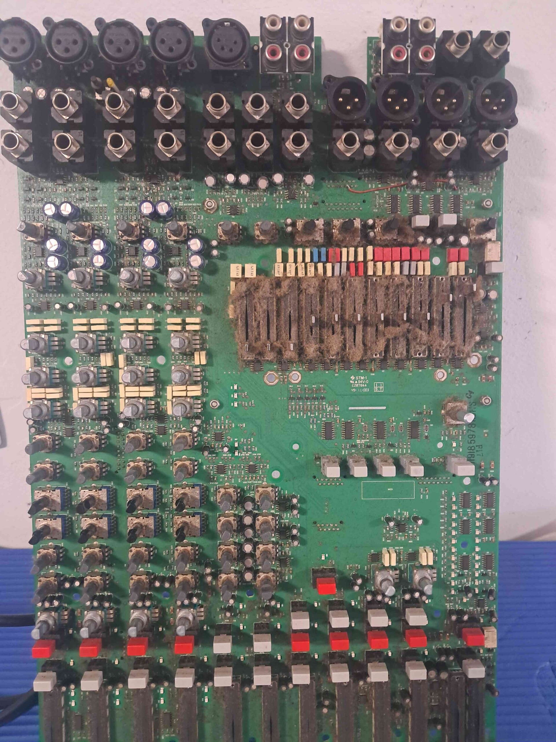 ploča izbliza-puna prašine