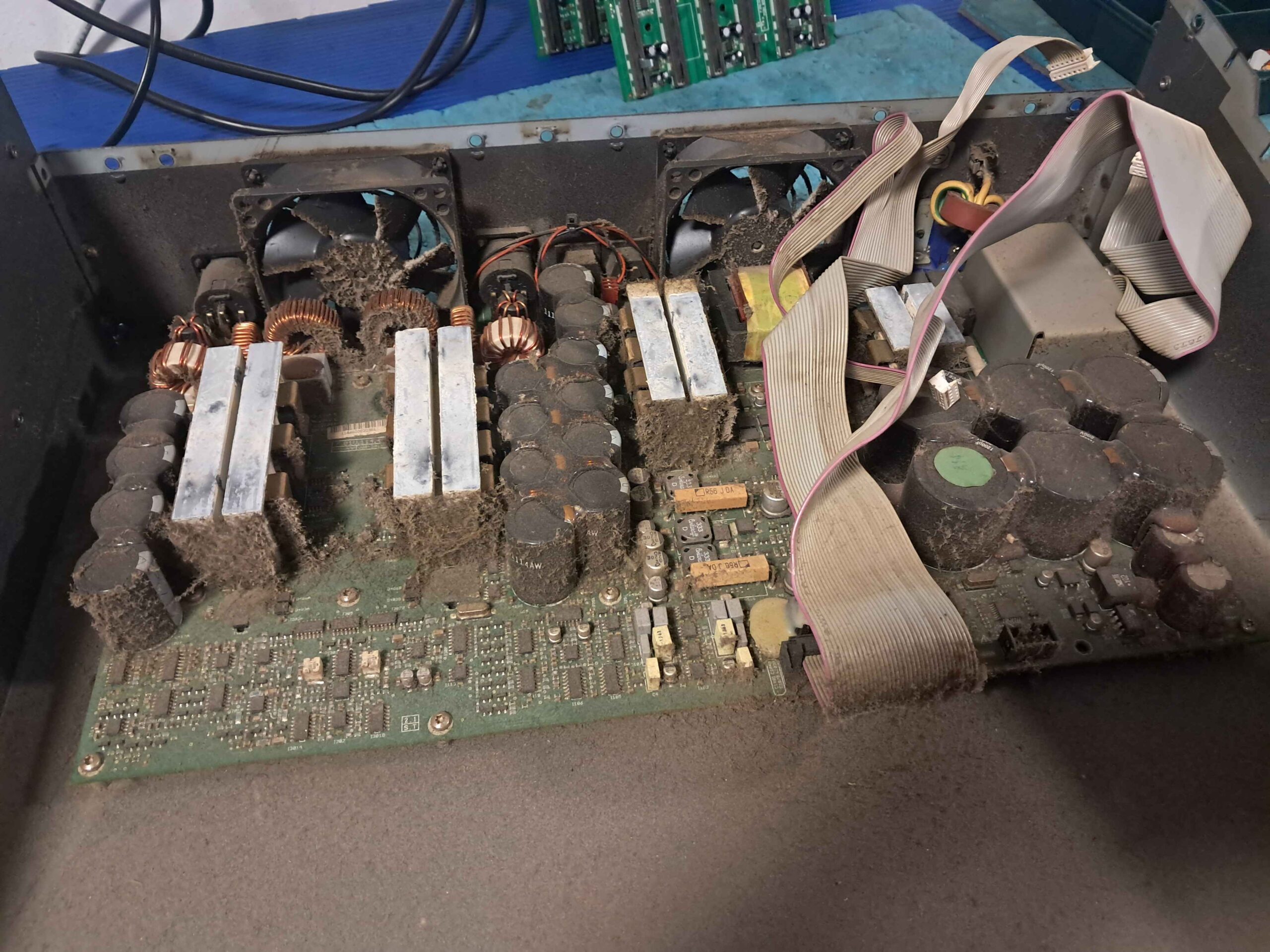 pojačalo mikseta puno prašine