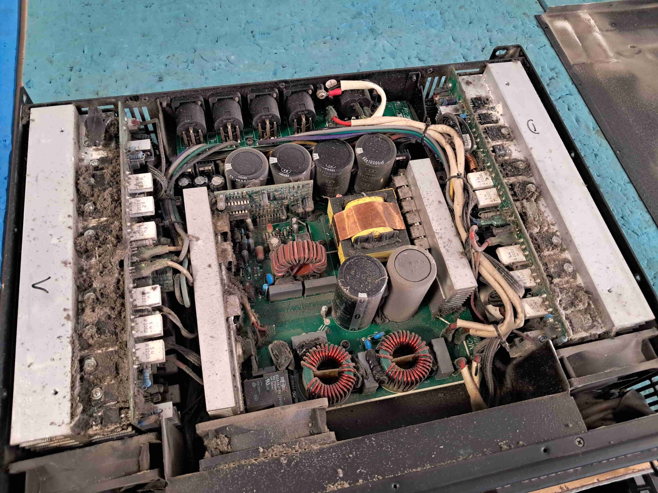 pojačalo snagaš pun prašine