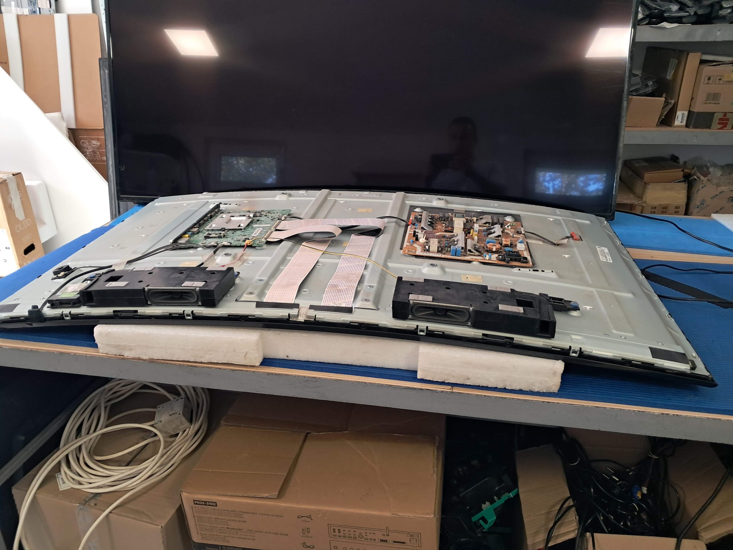 samsung tv zakrivljeni otvoren